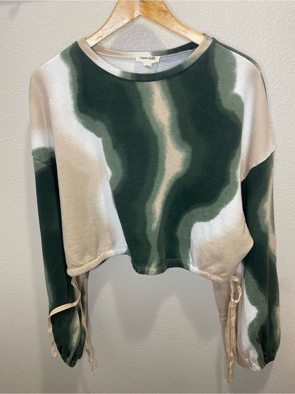 👛🫶🏽👌Open Edit Women’s Green & Cream Cropped Tie-Side Sweatshirt